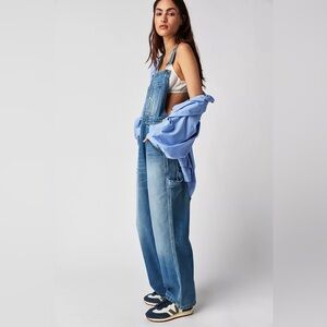 Free People 27 Medium wash denim overalls
